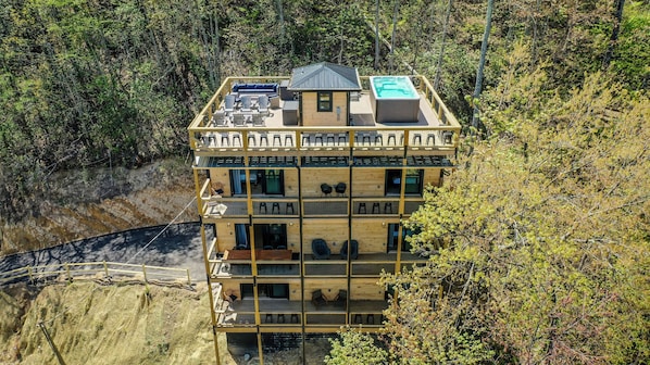 Skyscraper Chalet - views over tree tops