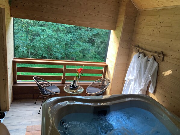 Outdoor spa tub