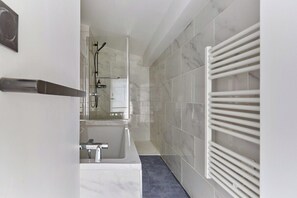 salle de bain avec baignoire, douche et toilette
