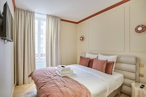 Chambre 3 lit queen size avec SDB 3 (douche + lavabo)