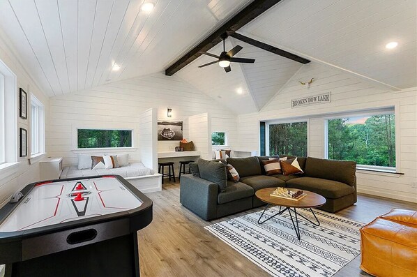 Upstairs 2nd bedroom/entertainment room