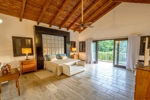 Master Bedroom 
(King Bed)