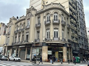 Vista frontal de la propiedad