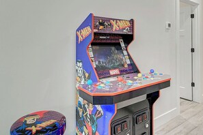 4-Player, full-size Xmen arcade game, with other original arcade games as well