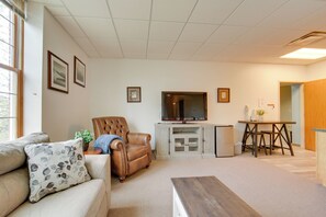 Living Room | Free WiFi | Smart TV