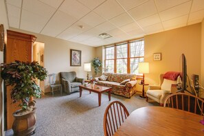 Living Room | Free WiFi | Smart TV