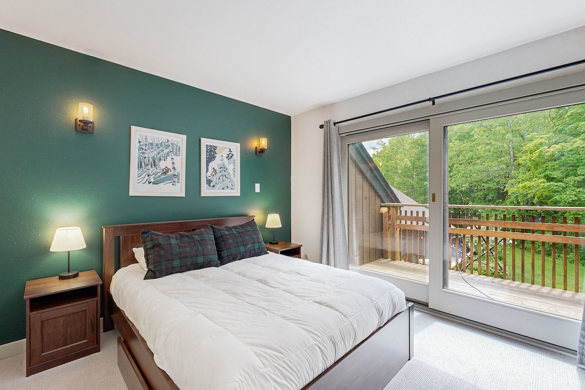 Dog-friendly, creekside condo with pool & fireplace, next to Catamount Trail
