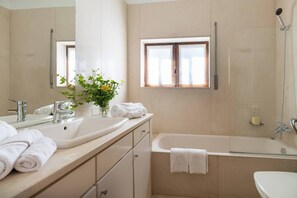 Casa de banho 1 - bathtub