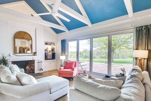 Living Room | 1st Floor | Smart TV | Board Games