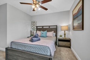 Queen Size Bed w/ En Suite Bathroom