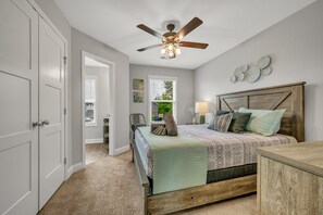 Queen Size Bed w/ Storage and En Suite Bathroom