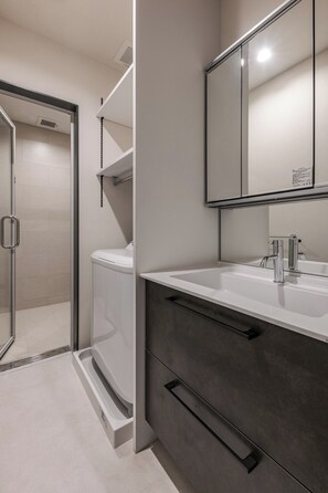 1F washroom: equipped with washing machine and spin dryer