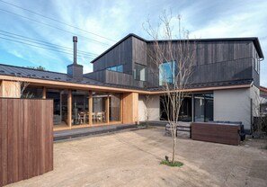 Exterior: Large lawn garden and modern exterior
