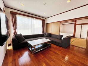 ・[Living room] A chic sofa that can be used by a large group of people. Enjoy some quality time together.