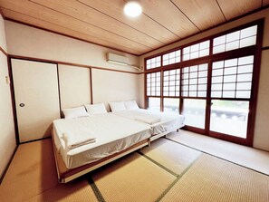 ・[Japanese-style room/bed] This is a Japanese-style room, but it has a bed instead of a futon. This is also safe for those who are worried about their legs and back.