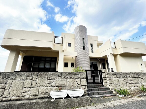 ・[Exterior] A rental villa with a white base. I'm excited for my holiday on Amami Oshima that's just beginning.