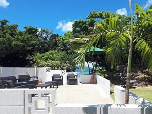 Relax while feeling the pleasant sea breeze, the sound of the waves, and the chirping of birds.