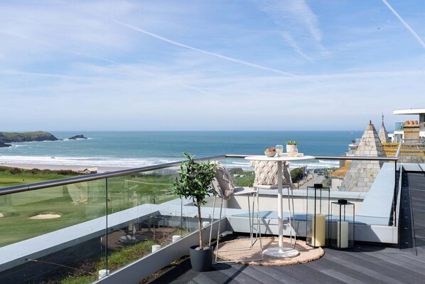 Penthouse at The Headland, Fistral, Cornwall, self catering with Beach Retreats.