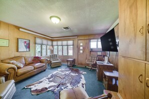 Living Room | Smart TV | Central A/C