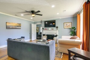Living Room | Central A/C & Heating | Smart TV | Free WiFi