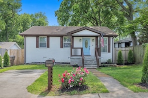 Single level home | Pet-friendly w/ fully-fenced back yard