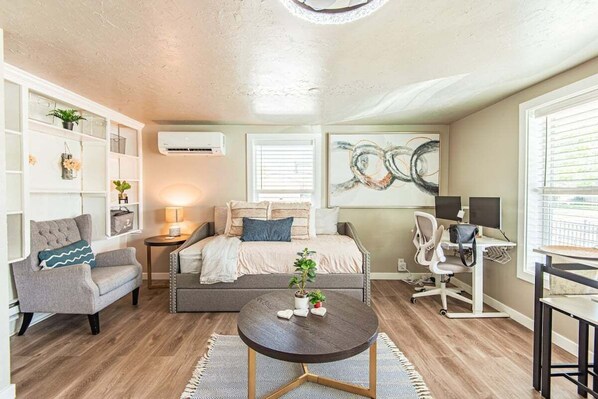 Work, dine, unwind: This versatile living space has it all!