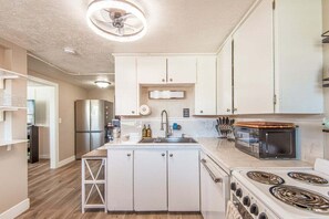 Cooking made easy! Fully stocked kitchen (pots, pans, dishes).