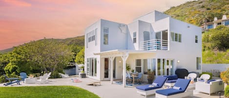 Welcome to Stardust, a 3BR home perfect for 10 guests!