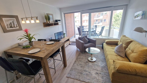 Wohnzimmer mit Blick zum Balkon...