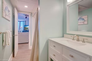 Jack and Jill Full Bathroom!