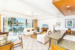 Welcome to the Yacht Club C6 - Stunning views of the water, BBQ on deck