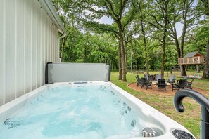 Hot tub seats 10 (Note: Treehouse in background belongs to the neighbor)