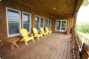 Expansive deck