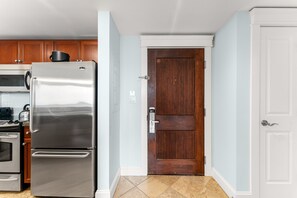 Full kitchen