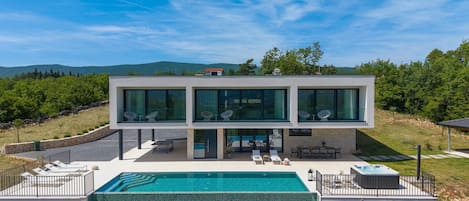 Hillside Gem" is a luxurious villa nestled amidst the beauty of nature