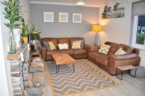 Open plan lving room with TV
