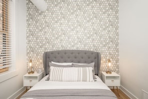 2nd Bedroom w/ Queen Size Bed