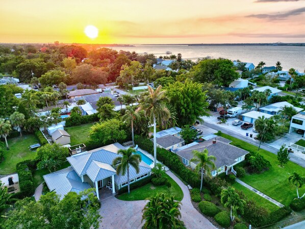 Stunning Sunset Oasis: Enjoy breathtaking views and vibrant sunsets from your private paradise!