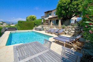 La maison vue de la piscine