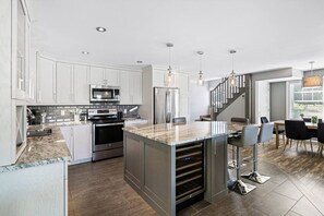 Large kitchen island - Wine fridge