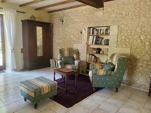 Gîte Les Roses - Salon avec poêle et télé
