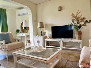 Sitting room - note the A/C
fully stocked with board games, puzzles and books 