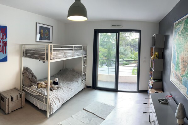 Chambre étage enfant 2 lits superposés  90 cm + 3 ème lit tiroir de 90 cm.