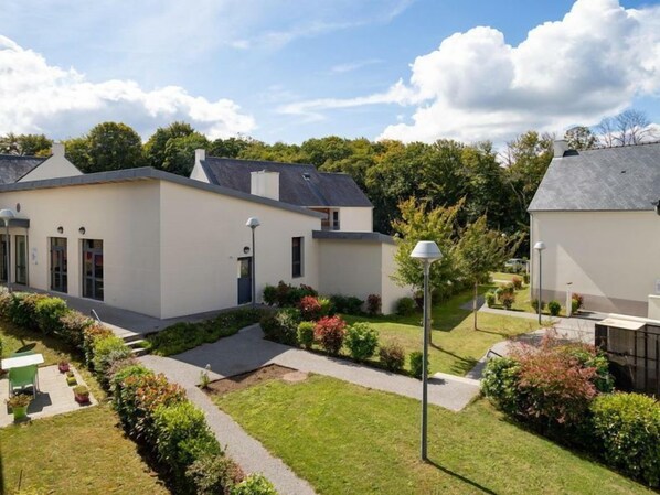 Welcome to this cosy accommodation surrounded by beautiful countryside views.