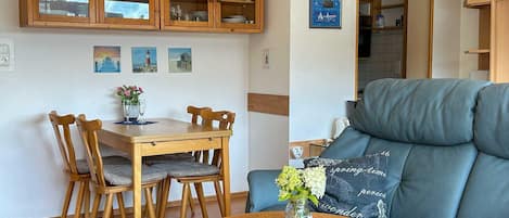 Wohn-Esszimmer mit Zugang zur Loggia...