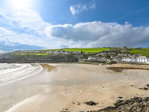 Cloud, Sky, Water, Water Resources, Beach, Coastal And Oceanic Landforms, Terrain, Cumulus, Wind Wave, Landscape
