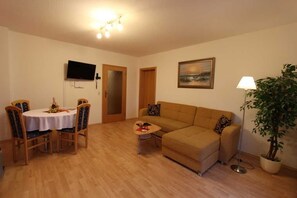 Wohnzimmer, Eßtisch, Couch