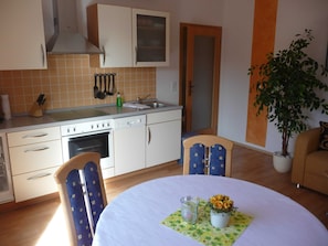 Wohnzimmer Eßtisch und Küchenzeile