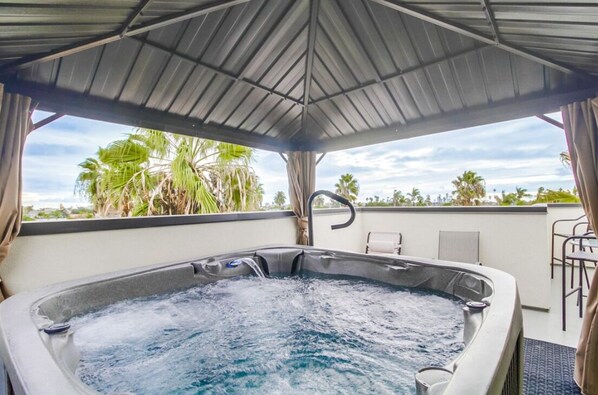 Outdoor spa tub