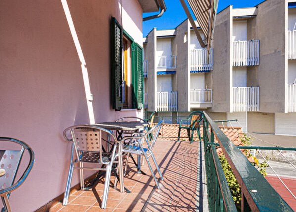 External table-Casa Bartolomea 5-Elba Island